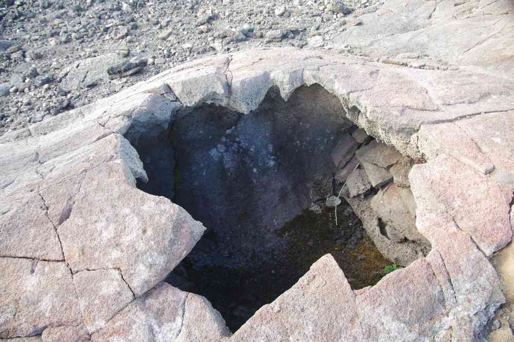 Tunnel de lave au piton de la Fournaise. Le jeudi 7 mai 2015