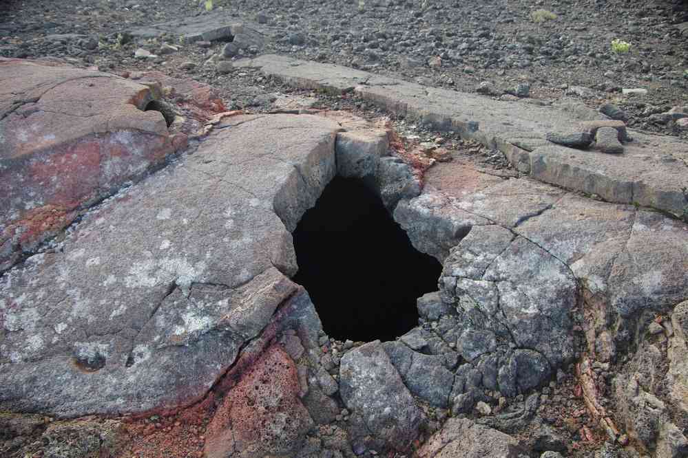 Tunnel de lave au piton de la Fournaise. Le jeudi 7 mai 2015