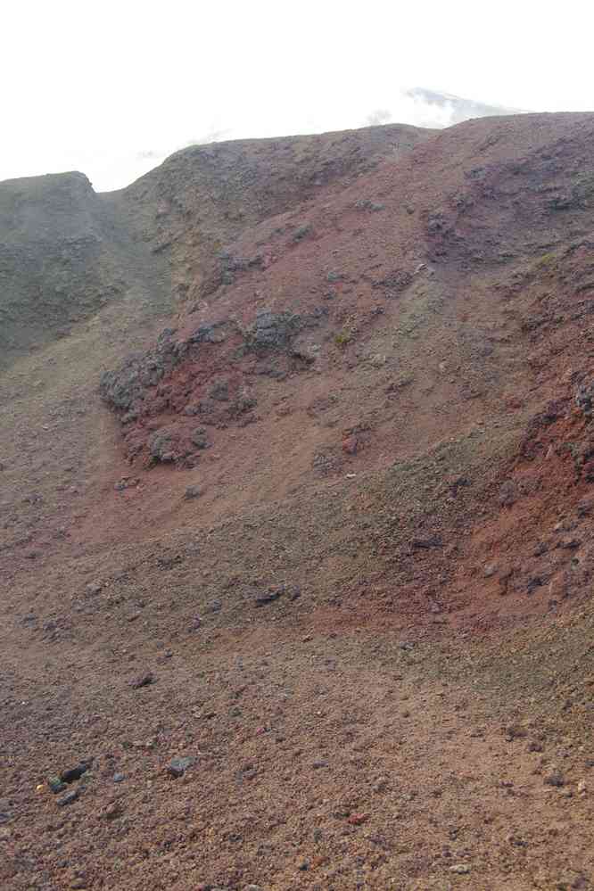 Formica Léo. La fréquentation des marcheurs occasionne une érosion accrue des pentes meubles du monticule, déjà « très érodé ». Ainsi, les enfants n’hésitent pas à descendre dans les cratères eux-mêmes en faisant rouler de nombreuses roches vers le fond de ces cavités sous les yeux de leurs parents indifférents (Wikipedia). Le jeudi 7 mai 2015