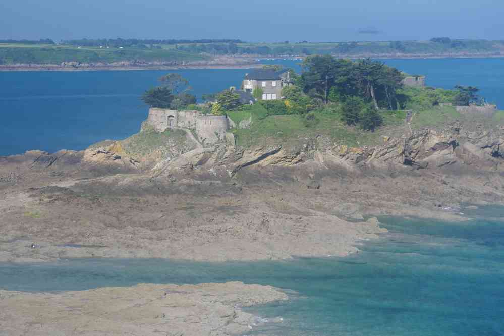 Le fort du Guesclin vu de la pointe du Nid. Le jeudi 25 mai 2017