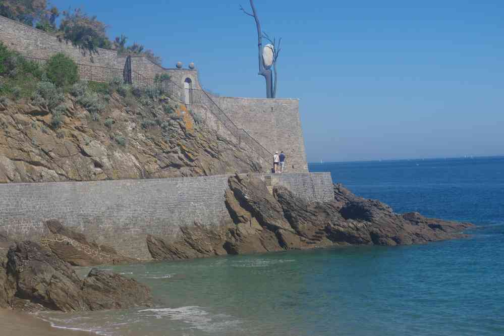 Dinard, extravagante « œuvre d’art » édifiée sur la propriété de François Pinault. Le vendredi 26 mai 2017