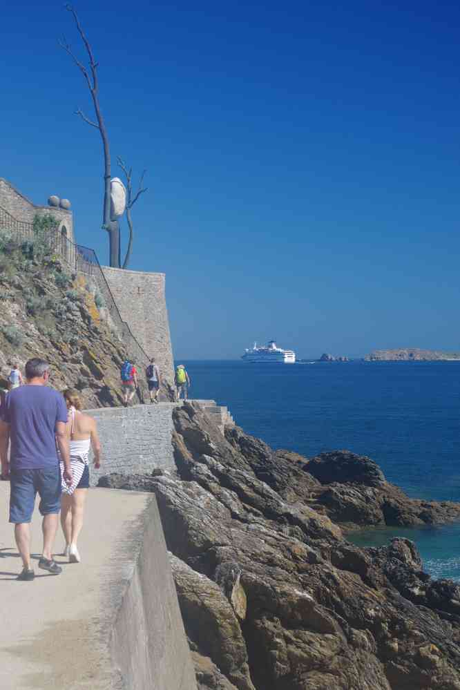 Dinard, chemin de ronde. Le vendredi 26 mai 2017