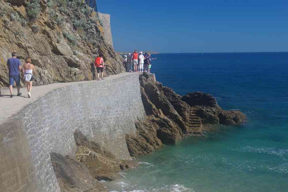 Dinard, chemin de ronde. Le vendredi 26 mai 2017