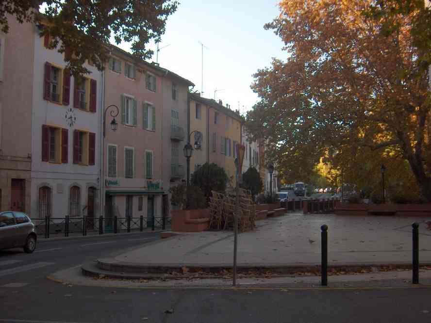 Maisons du village de Belgentier. Le jeudi 1ᵉʳ novembre 2007