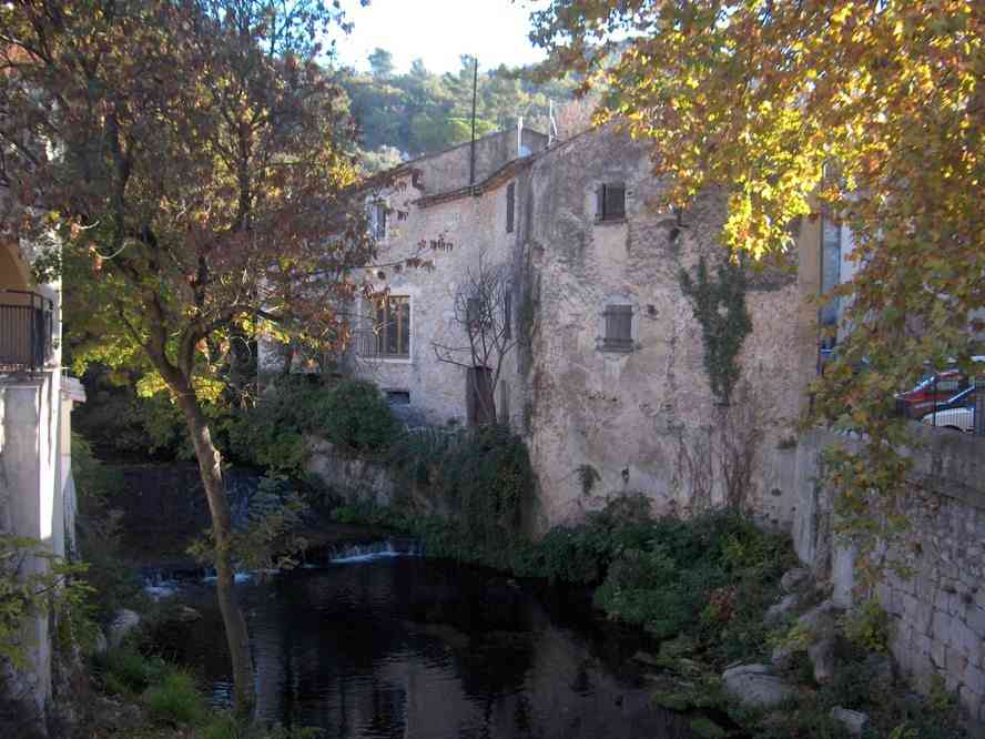 La rivière (le Gapeau) dans le village de Belgentier. Le jeudi 1ᵉʳ novembre 2007