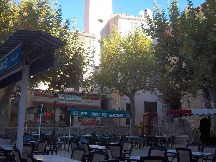 Une petite place dans le village de Signes. Le samedi 3 novembre 2007