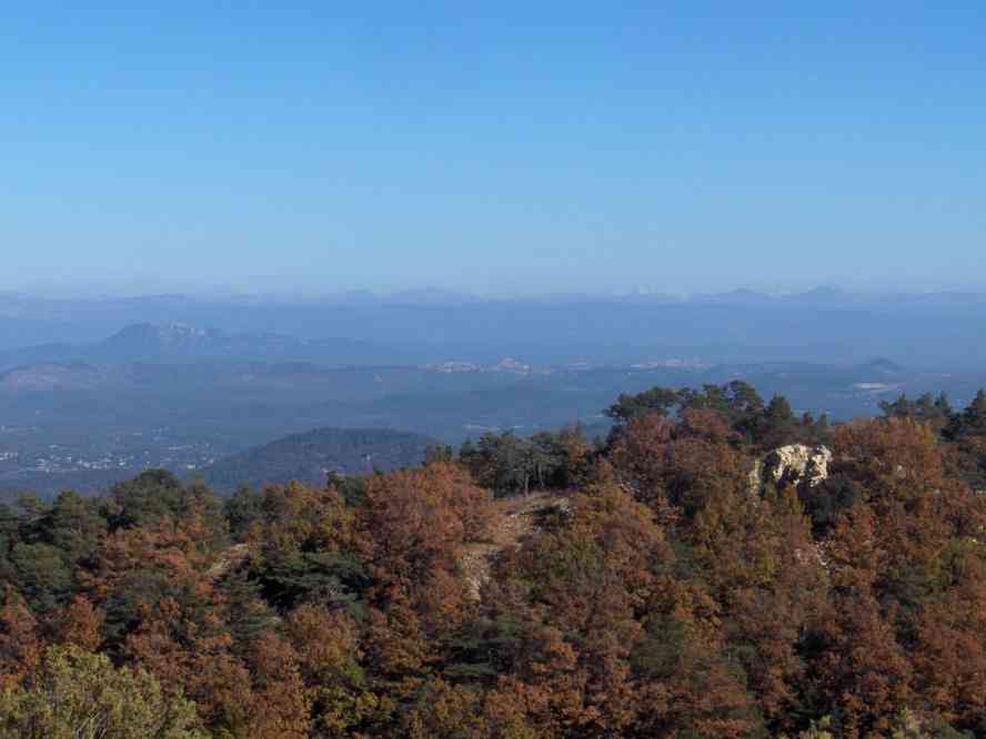 Depuis le col des Glacières, vue vers le massif du Mercantour. Le samedi 3 novembre 2007
