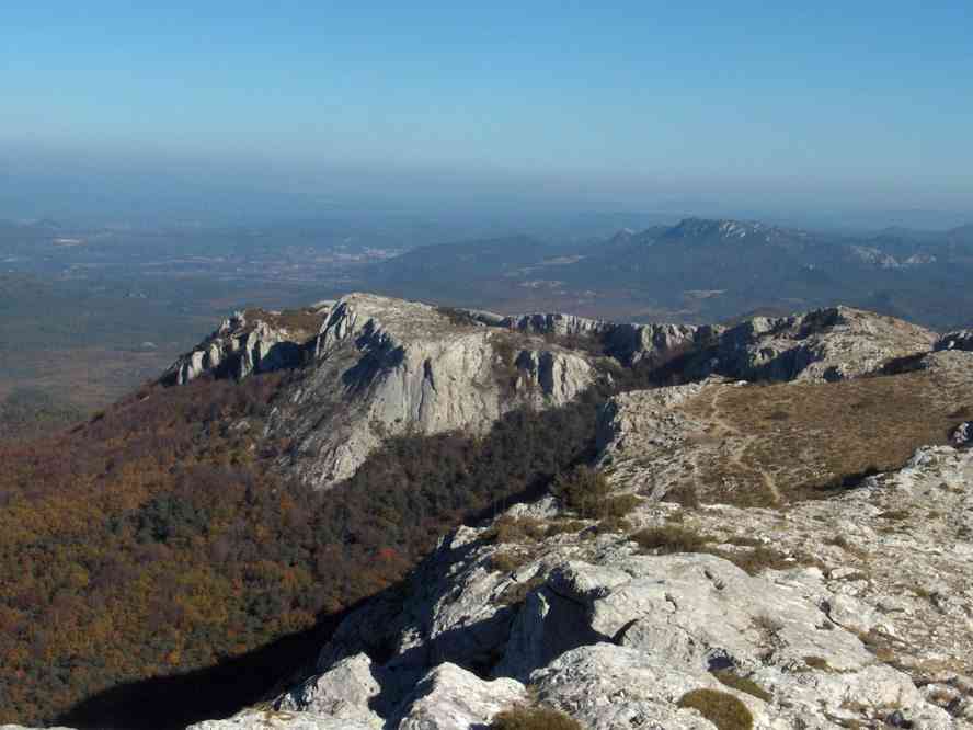 Vue vers le pas de l’Aï et la crête de Mazaugues. Le samedi 3 novembre 2007