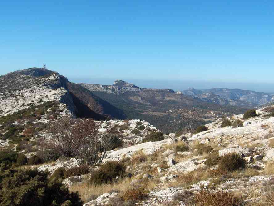 Vue vers l’ouest du Massif (pic de Bertagne). Le dimanche 4 novembre 2007