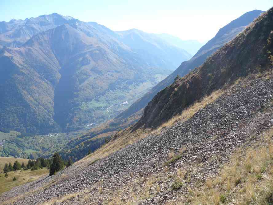 Vous voyez la maison en face à mi pente : et bien c’est le gîte de ce soir ! Le samedi 15 octobre 2011