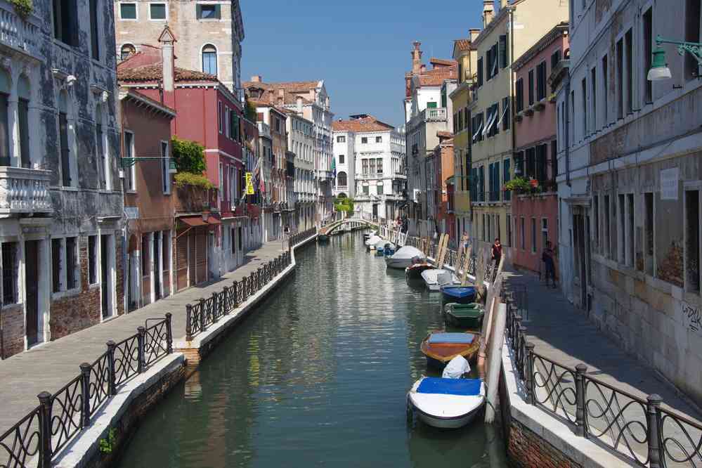 Canal dans le centre de Venise. Le samedi 29 août 2015