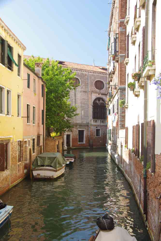Canal dans le centre de Venise. Le samedi 29 août 2015