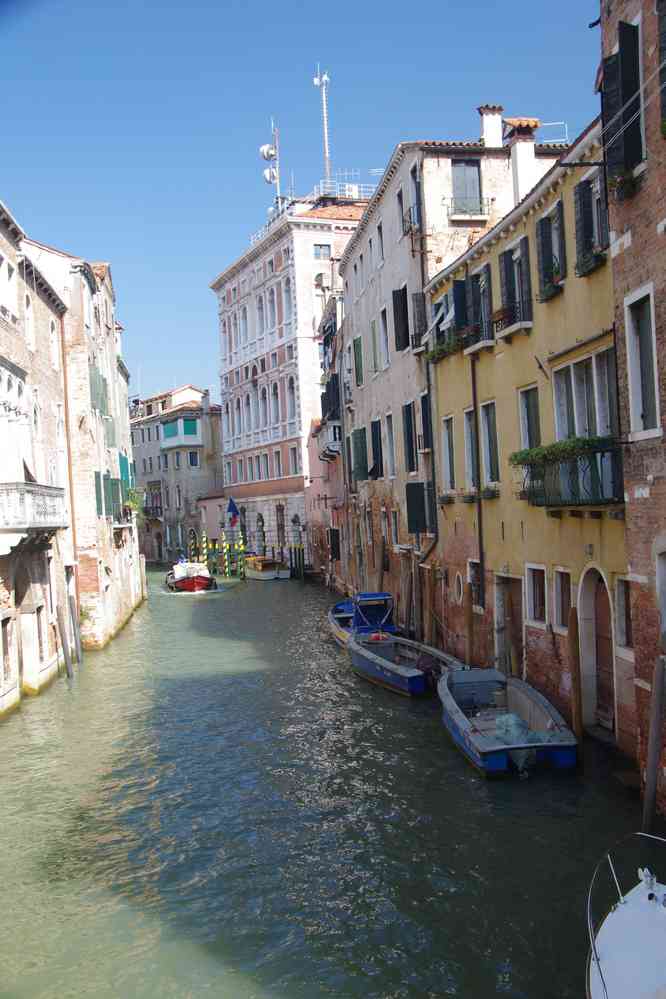 Canal dans le centre de Venise. Le samedi 29 août 2015
