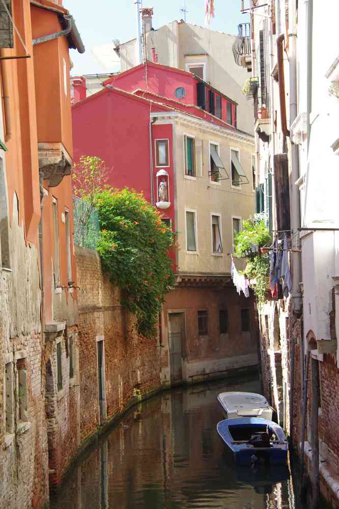 Canal dans le centre de Venise. Le samedi 29 août 2015