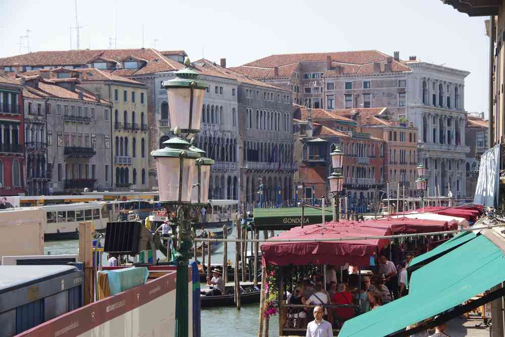 Grand Canal, près du pont de Rialto. Le samedi 29 août 2015