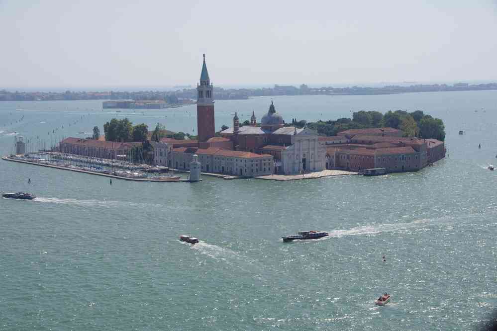 Vue depuis le campanile de la basilique Saint-Marc. Vue vers Saint-Georges (San Giorgio Maggiore). Le samedi 29 août 2015