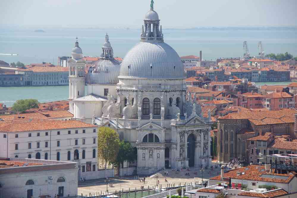 Vue depuis le campanile de la basilique Saint-Marc. Vue vers la basilique Santa Maria della Salute. Le samedi 29 août 2015