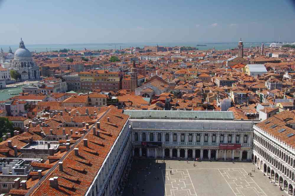 Vue depuis le campanile de la basilique Saint-Marc. Vue sur la place Saint-Marc. Le samedi 29 août 2015