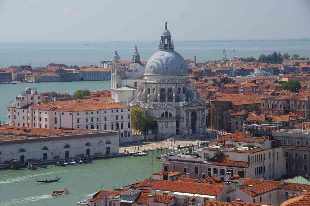 Vue depuis le campanile de la basilique Saint-Marc. Vue vers la basilique Santa Maria della Salute. Le samedi 29 août 2015