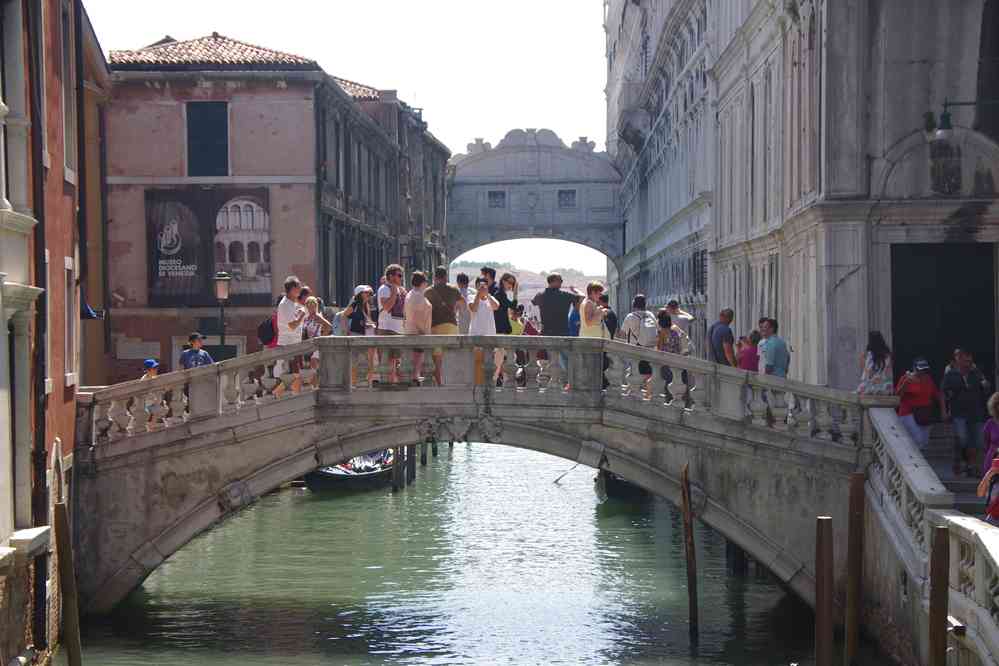 Vue vers le pont des Soupirs. Le samedi 29 août 2015