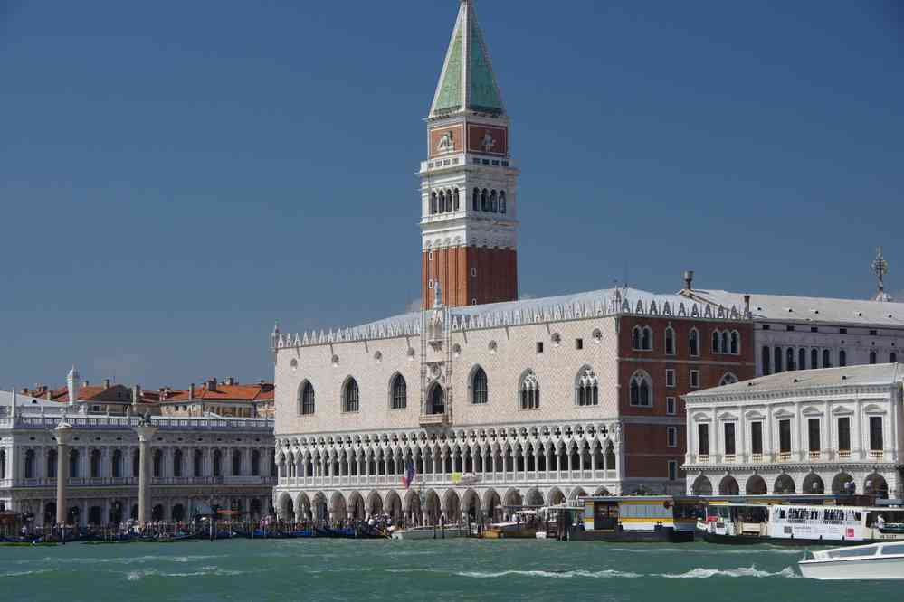 Le campanile de Saint-Marc et le palais des Doges vus du vaporetto. Le samedi 29 août 2015