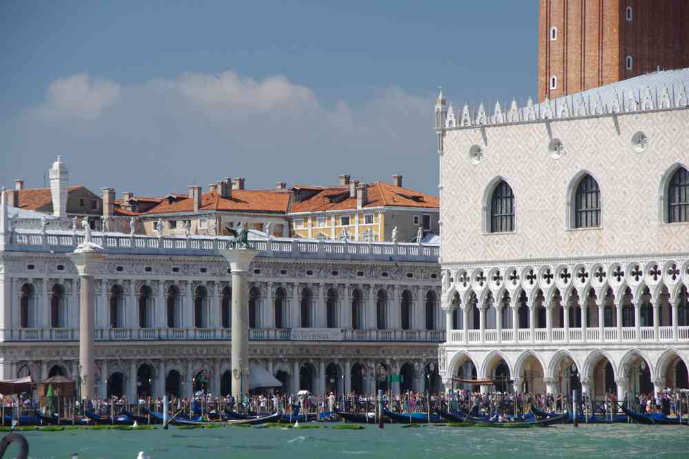 Le campanile de Saint-Marc et le palais des Doges vus du vaporetto. Le samedi 29 août 2015