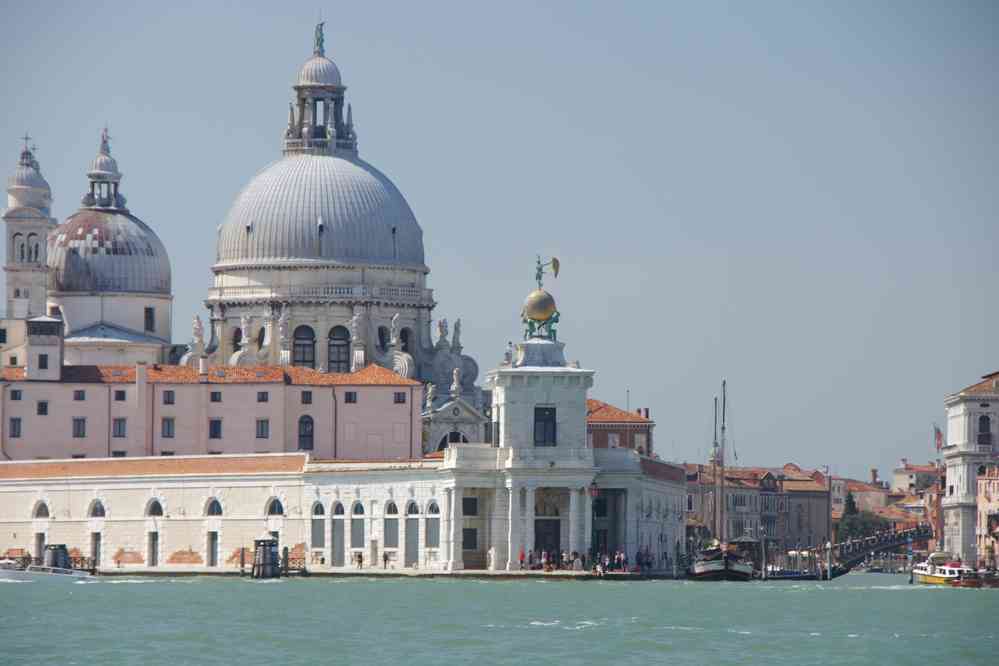 La Basilique Santa Maria della Salute vue du vaporetto. Le samedi 29 août 2015