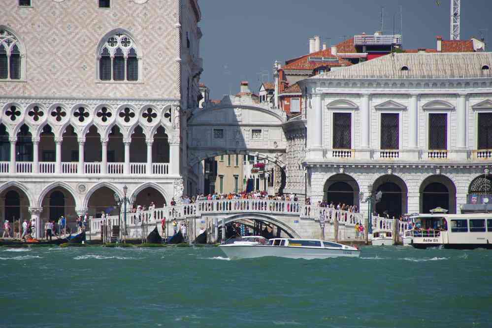 Le pont des Soupirs vu de l’île de la basilique Saint-Georges. Le samedi 29 août 2015