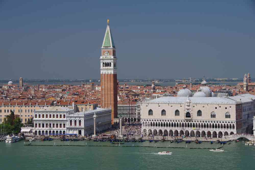 La place Saint-Marc et le palais des Doges vus du campanile de la basilique Saint-Georges (San Giorgio Maggiore). Le samedi 29 août 2015