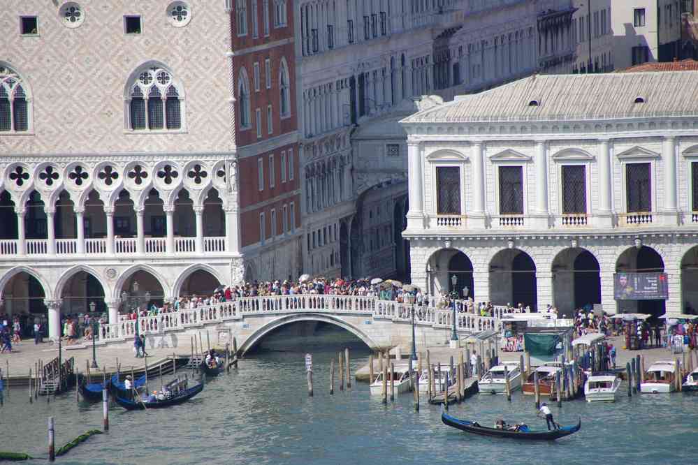 Le palais des Doges et le pont des Soupirs vus depuis le campanile de la basilique Saint-Georges (San Giorgio Maggiore). Le samedi 29 août 2015