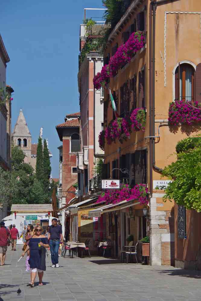 La rue Rio Terrà Foscanini, vue vers l’église de San Vidal située de l’autre côté du Grand Canal. Le samedi 29 août 2015