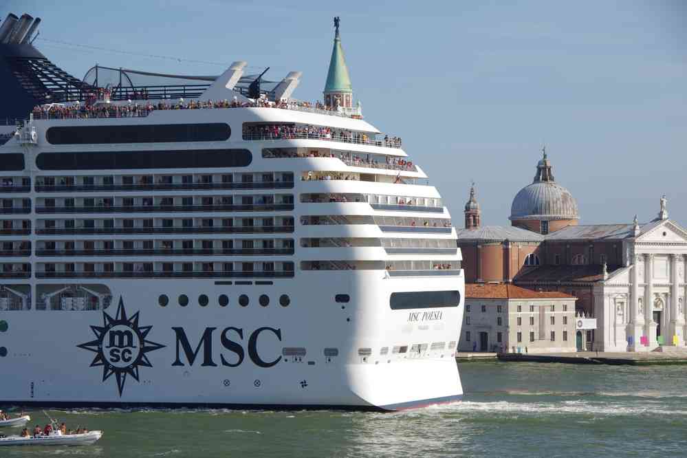 Navire de croisière monstrueux passant devant le palais des Doges. Le samedi 29 août 2015