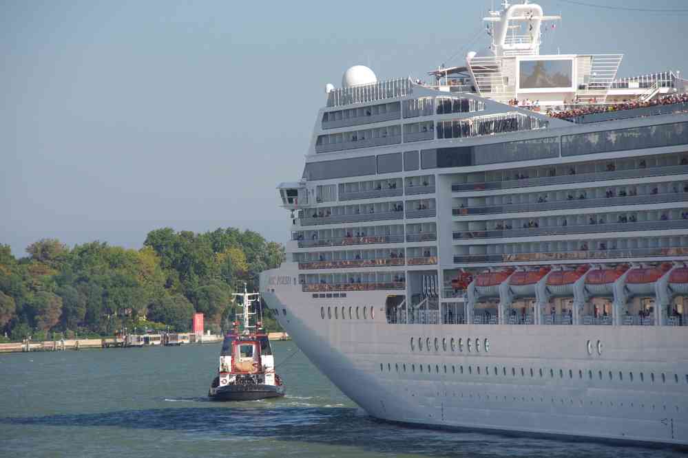 Navire de croisière monstrueux passant devant le palais des Doges. Le samedi 29 août 2015