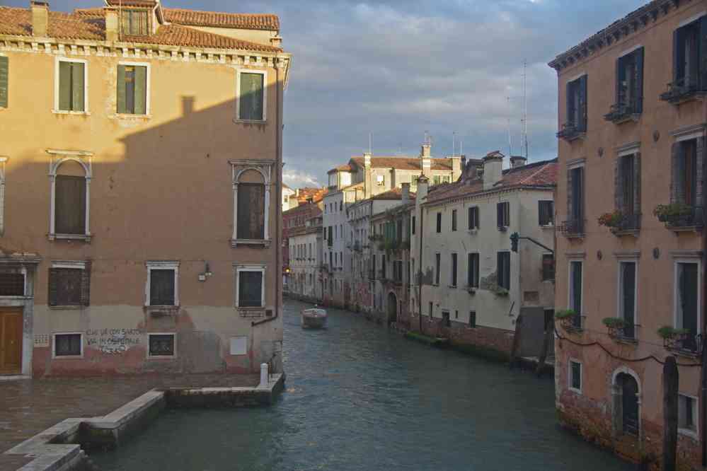 Canal vénitien au crépuscule. Le samedi 5 septembre 2015