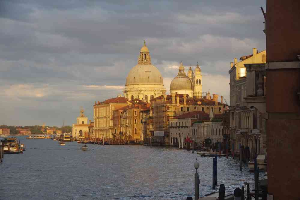 La vue classique sur Santa Maria della Salute, depuis le pont de l’Académie. Profitant du tout dernier rayon de soleil !. Le samedi 5 septembre 2015