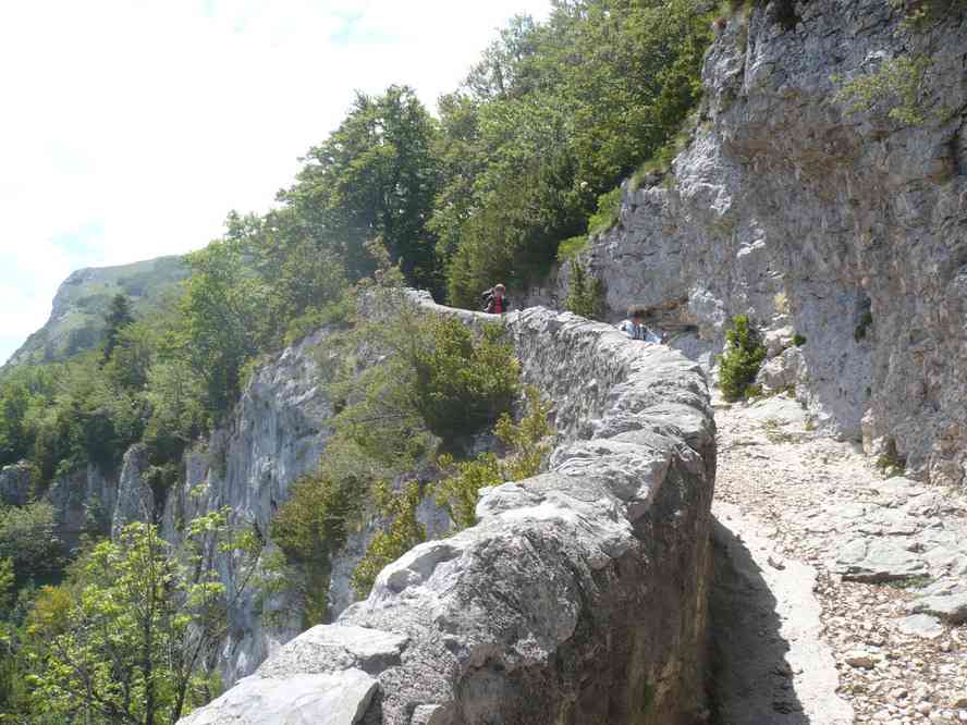 Voie spectaculaire taillée dans la falaise. Le jeudi 2 juin 2011