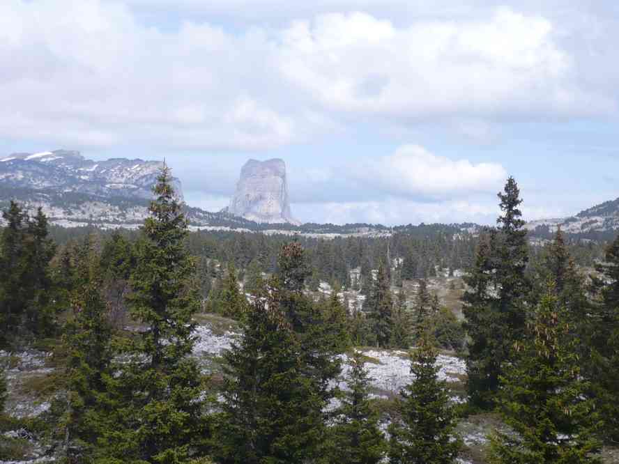 Le Mont Aiguille dans le lointain... Le vendredi 18 mai 2012
