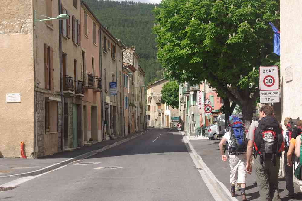 Départ de la randonnée, village de Barrême. Le jeudi 17 mai 2007