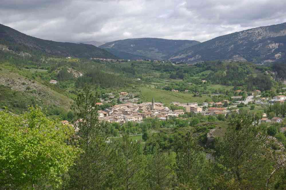 Départ de la randonnée, en s’élevant au-dessus du village de Barrême. Le jeudi 17 mai 2007
