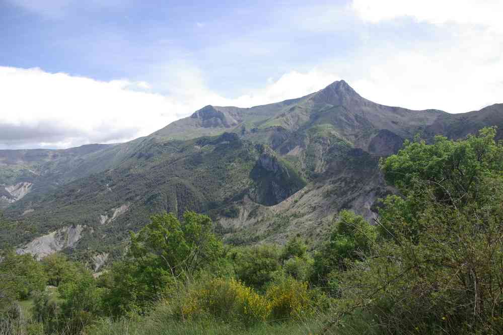 Le Grand Mourre vu des environs du village de Blieux. Le jeudi 17 mai 2007
