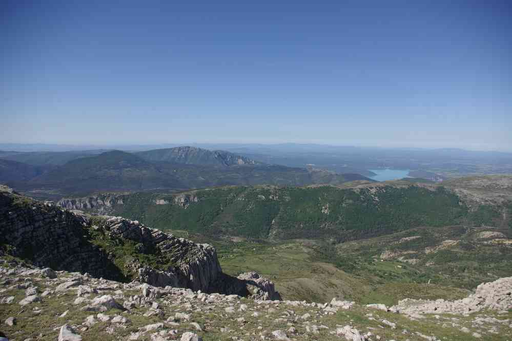 Depuis le sommet du Grand Mourre (1898 m). Vue sur le lac de Sainte-Croix. Le vendredi 18 mai 2007