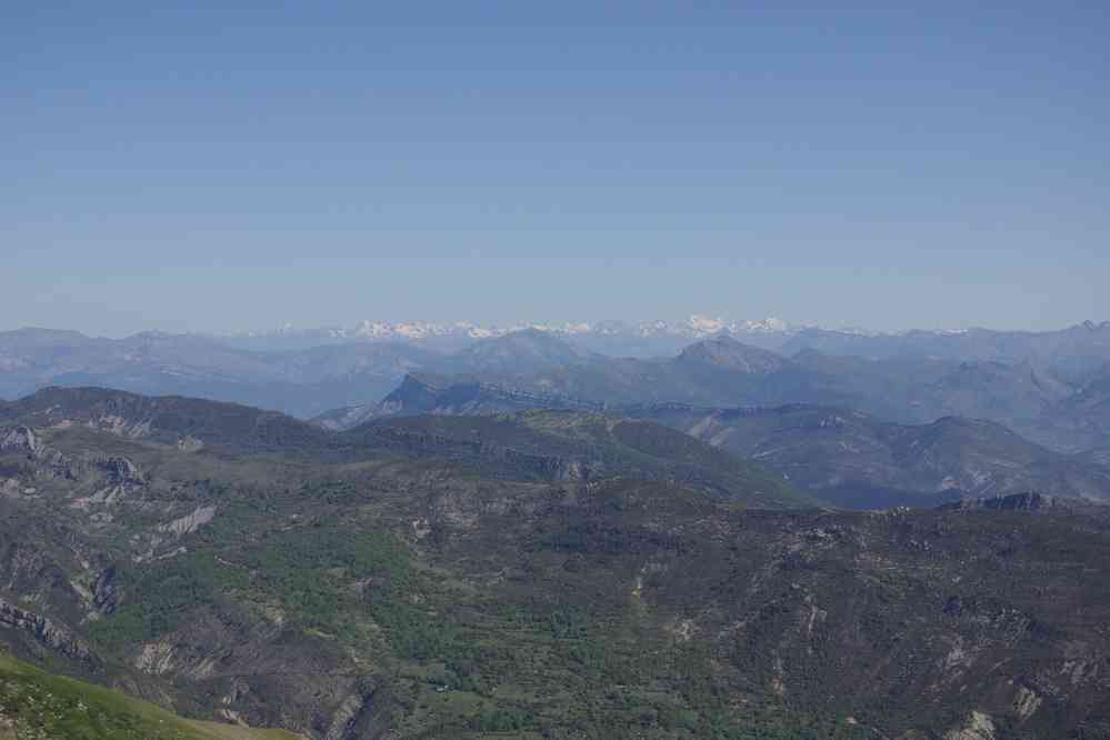 Marche en direction du Mourre de Chanier. Vue sur le massif des Écrins. Le vendredi 18 mai 2007