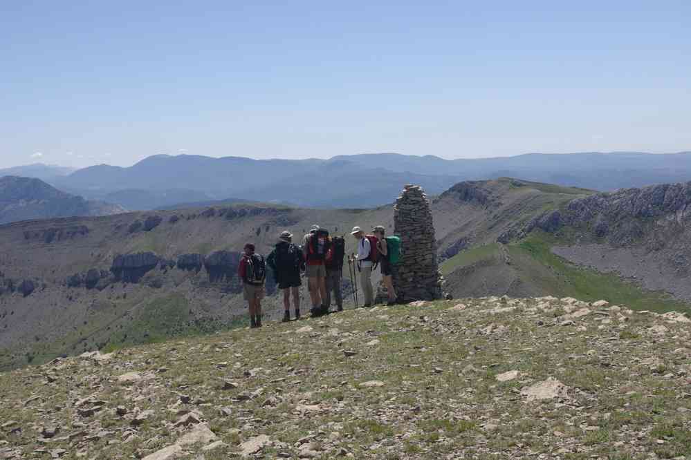 Pendant la redescente du Mourre de Chanier. Cairn géant ! Le vendredi 18 mai 2007