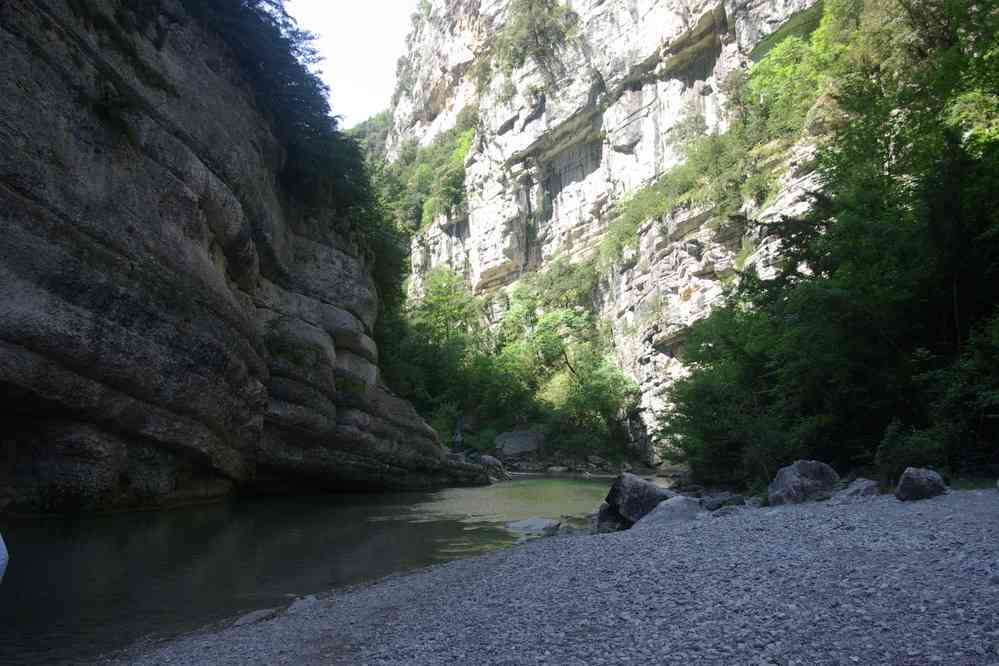 Plage de galets sur le Verdon, juste avant la brèche Imbert. L’endroit où ma soeur s’était baignée en 1979. Le samedi 19 mai 2007