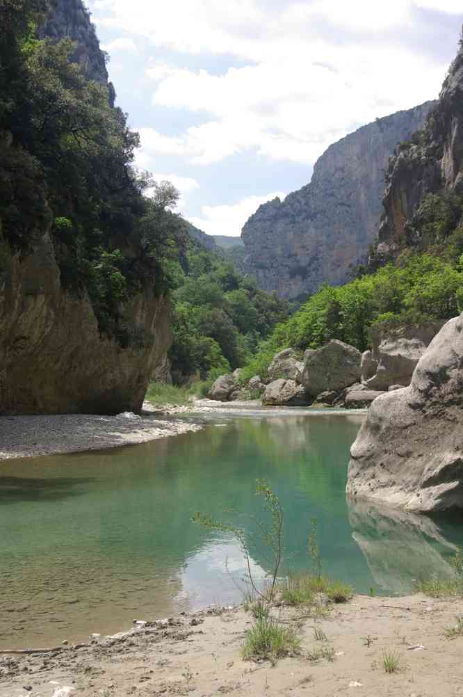Repos sur une « plage » dans les gorges du Verdon. Le samedi 19 mai 2007