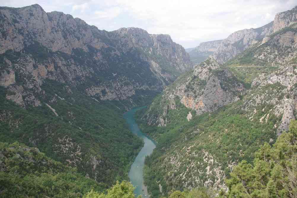 Les gorges du Verdon vues du cirque de Vaumale. L’extrêmité du lac de Sainte-Croix qui remonte dans les gorges. Le dimanche 20 mai 2007