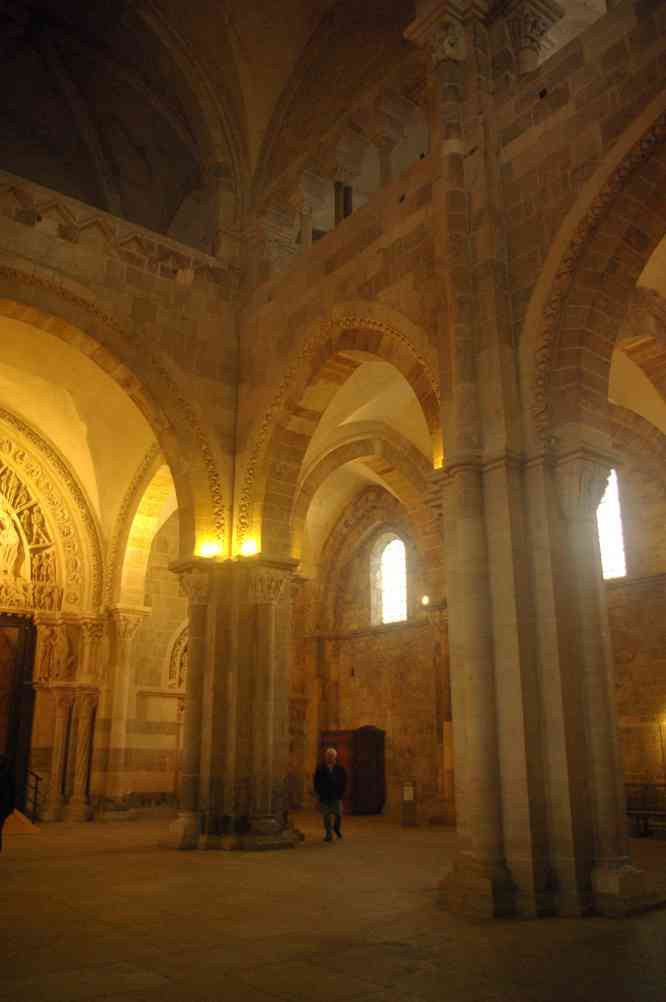 Vézelay (basilique Sainte-Marie-Madeleine) (le narthex). Le samedi 20 avril 2013