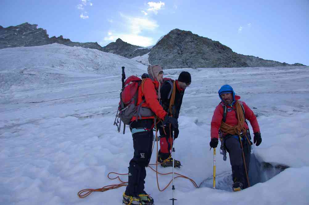 Bon, ça, c’est une crevasse, et pour tomber dedans on fait comme ça ! Le mercredi 15 août 2012