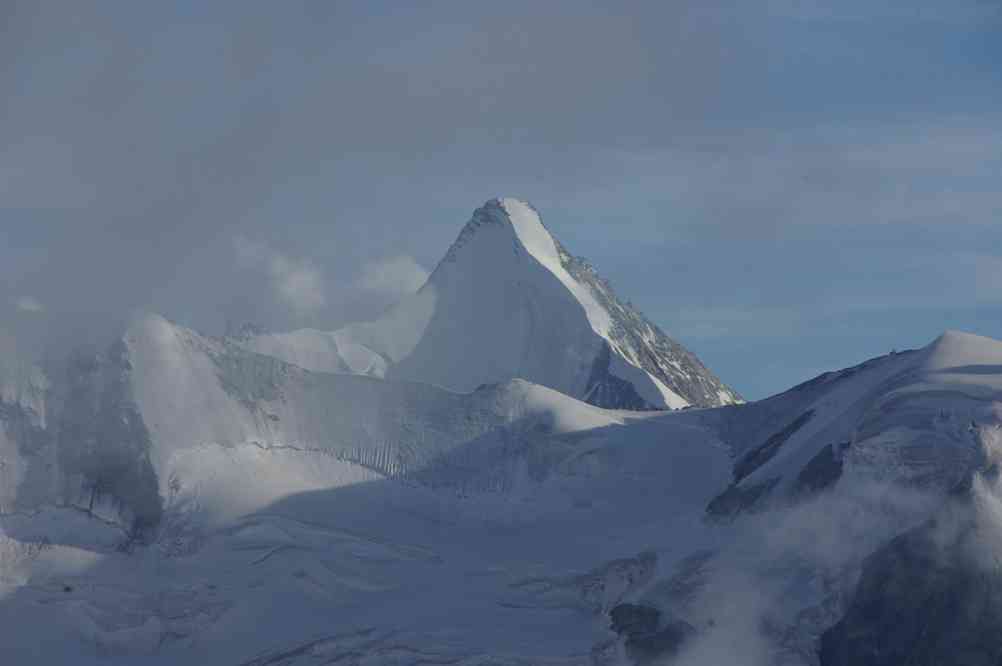 Obergabelhorn (et à droite, Blanc de Moming). Le jeudi 16 août 2012