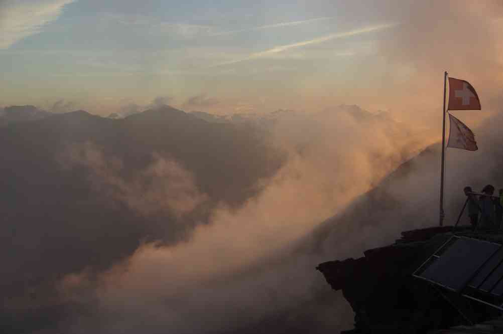 Le drapeau suisse émerge. Le jeudi 16 août 2012